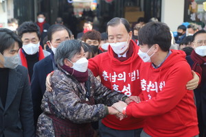 지난 11일 이준석 국민의힘 당대표는 홍성전통시장 상인들을 만나 지지를 호소했다.