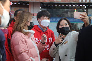 이준석 국민의힘 당대표가 지지자들과 사진을 찍고 있다.