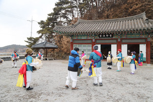 당제 전 마을주민들의 풍물놀이 모습.