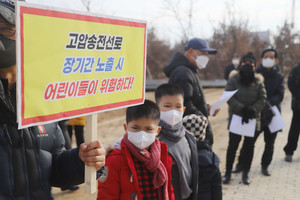 지난 22일 내포신도시 중흥S클래스 아파트 후문에서 열린&nbsp;지중화선로 사업 내포신도시 주민 반대 집회 모습.