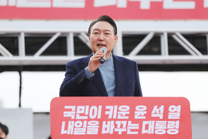 윤석열 국민의힘 대통령선거 후보가 22일 내포신도시 중심상가 광장 특설무대에서 지역민들에게 지지를 호소하고 있다.