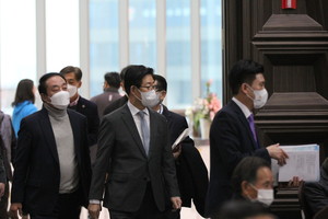 출판기념회 본 행사장으로 입장하고 있는 양승조 충남지사의 모습.