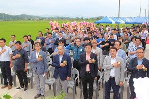 성원㈜ 돈사 준공식에 참여한 내빈과 주민들이 국민의례를 하고 있다. 이도헌 대표이사(맨 앞줄 왼쪽에서 세 번째)는 처음 허가를 받고 1년 이상 주민들과 충분히 협의하는 과정을 거쳐 그 후 1년 동안 건축을 진행했다.