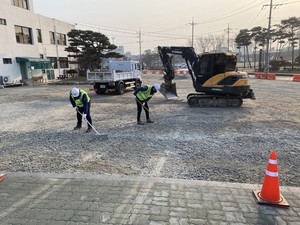 임시주차장의 주차구획 정비 현장.