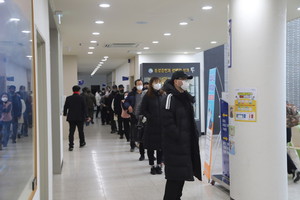 4일 홍성읍행정복지센터 사전투표장에는 출근시간 전 주민들이 2층 복도를 가득 채우기도 했다.