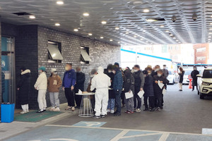 지난 5일 5시 50분경 추운 날씨에도 건물 밖에 대기 중인 코로나19 확진자·격리자 사전투표자들의 모습.