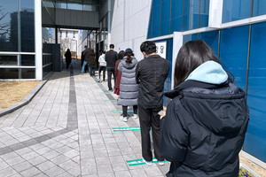 홍북읍 제4투표소에 대통령선거 투표를 위해 모인 유권자들이 거리두기를 실천하며 줄서있다.