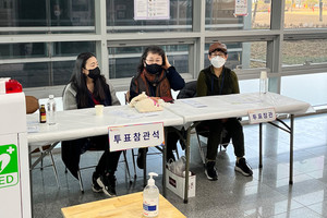 투표참관원들이 한켠에 마련된 투표참관석에서 투표를 참관하고 있다.
