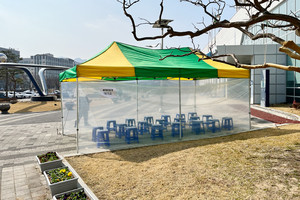 투표소 외부에 마련된 확진자 등 임시대기소. 확진자·자가격리자들은 18시부터 19시 30분까지 투표할 수 있다.