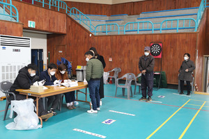 광천읍 제2투표소인 충남드론항공고등학교 1층 체육관 모습.