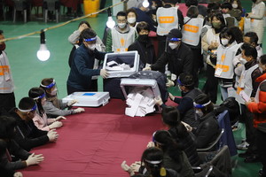 홍주문화체육센터에 설치된 제20대 대통령선거 개표소 개함부 제1반에서 투표함을 개함해 투표용지를 쏟고 있는 모습.