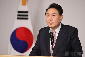 10일 오전 서울 여의도 국회도서관 대강당에서 윤석열 제20대 대한민국 대통령&nbsp;당선인이 국민에게 전하는 당선 인사를 하고 있다.