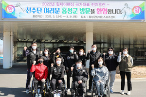 우리나라 휠체어펜싱 국가대표팀 단체사진. 뒷줄 맨 왼쪽이 박규화 감독이다.