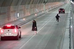 CCTV에 담긴 터널내 불법행위 모습.