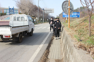 지난 15일 홍성공고 승강장에서 버스를 기다리고 있는 학생들의 모습.