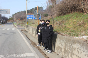지난 15일 홍성공고 승강장에서 버스를 기다리고 있는 학생들의 모습.
