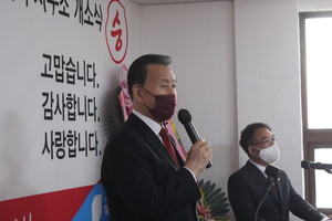 격려사를  하고 있는 홍문표 국회의원.
