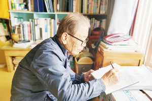 갈산면 내갈마을 자택에서 시를 쓰고 있는 임태환 시인의 모습.&nbsp;