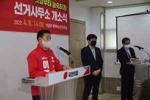 이종화 홍성군수 후보(왼쪽)가 김기준 후원회장(가운데)을 소개하고 있다.