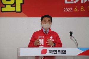 이종화 홍성군수 예비후보가 지난 8일 홍성읍내 선거사무소 개소식에서 인사말을 하고 있다.&nbsp;