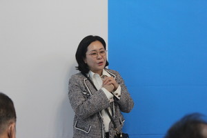 정만철 예비후보의 지지를 호소하고 있는 정 후보의 부인 강미형 씨.