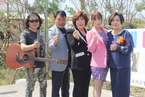 지난 9일 공연을 선보인 대한국가수협회 홍성군지부 소속 가수들. 왼쪽부터 김경수, 윤연수, 김경아, 김서연, 제현자.&nbsp;