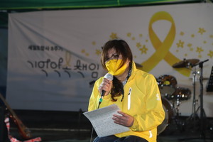 세월호 유족 임영애 씨(단원고 고 오준영 어머니)가 지난 14일 홍성군 세월호 참사 8주기 추모문화제에서 손편지를 낭독하고 있다.