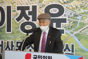 김주호 광천제일장학회 이사장이 이정윤 예비후보의 은사로서 축사를 했다.