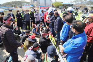 지난 15일 공사현장을 막고있는 주민 측과 공사를 하려는 회사 측이 날선 대화를 했다.