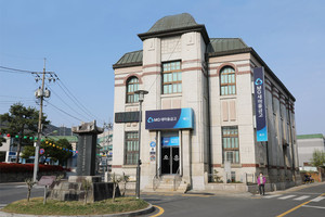 1913년 5월 설립된 최초의 지방은행인 호서은행 본점, 현재 예산새마을금고로 이용되고 있다.