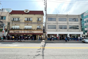 지난 1945년부터 운영을 시작한 이성당 본관 전경(오른쪽 건물). 이성당을 대표하는 단밭빵과 야채빵을 사기 위해 줄지어 서있는 본관 앞의 긴 행렬이 눈에 띈다.