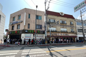 길게 늘어선 줄. 족히 30여 분은 기다려야 이성당의 주메뉴인 단밭빵과 야채빵을 구입할 수 있다.