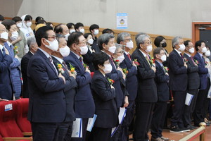 혜전대학교 개교 40주년 기념식에서 국민의례를 하고 있는 내외빈들의 모습.
