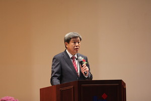 축사를 하고 있는 이준호 학교법인 혜전학원 이사장.