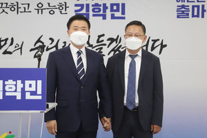 서로의 두 손을 꼭 붙잡은 김학민 전 위원장과 김영우 예비후보.