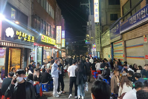 지난 23일 을지로 3가 노가리 골목의 활기 넘치는 모습.