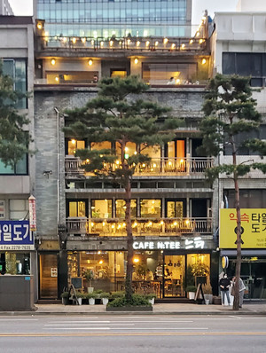 을지로역 인근 뉴트로 감성 카페의 모습.