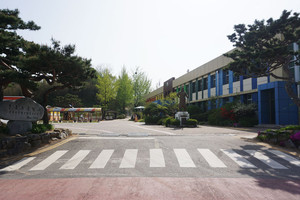 &nbsp; &nbsp;올해 개교 100주년을 맞이한 홍동초등학교 교문.