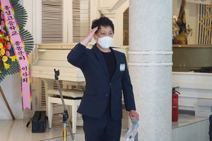동문화합 체육대회 주관기수 이기용(58회) 대회장이 선배 동문에게 거수경례 하며 존경심을 표하고 있다.