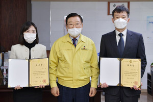 왼쪽부터 이은영 변호사, 김석환 홍성군수, 조상철 변호사.