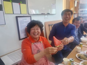 박한숙 부녀회장과 조윤형 이장이 활짝 웃고 있는 모습.