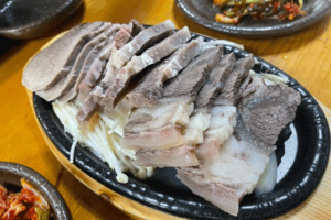 여러부위가 골고루 나오는 소머리수육.