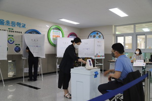홍북읍 제7투표소인 한울초등학교 투표 모습.