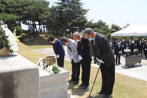 지난달 31일 홍주의병유족회 홍주의사총 헌화 모습.