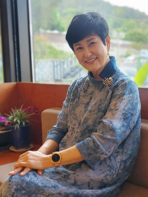 지난달 23일 인터뷰 중인 예빛 최헌숙 명장의 모습.