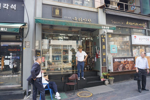 현재 인사동 네거리에 자리를 잡은 구하산방 전경. 처음 문을 연지 110년의 세월이 흘렀다. 홍 대표는 손님에 꼭 맞는 붓을 추천하기 위해 항상 필방을 방문한 손님들과 대화를 나눈다.&nbsp;