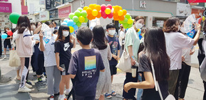 지난달 28일 명동상가 보물찾기 행사에 참가하기 위해 길게 줄을 선 사람들의 모습.