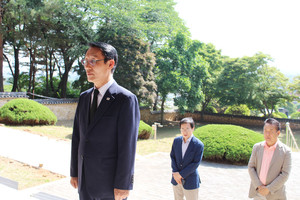 지난 2일 홍성 충령사를 방문해 참배를 하고 있는 이용록 당선인의 모습.&nbsp;