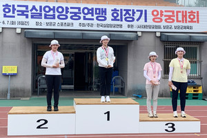 수상대에 오른 박재희(사진 왼쪽) 선수.