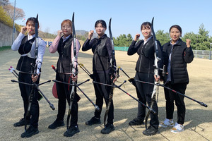 홍성군청 양궁팀 선수들과 박성진 감독(사진 오른쪽).